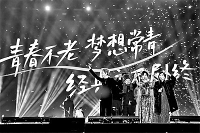 米配资  从“跳广场舞”到“挥荧光棒”——中老年人爱上演唱会现象观察